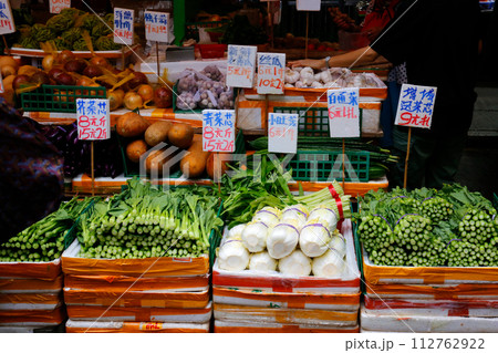 香港の市場の野菜。中国野菜と西洋野菜が混在して売られている 香港の市場の野菜。中国野菜と西洋野菜が混在して売られている 112762922