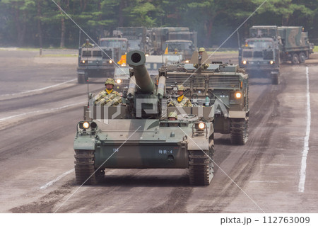 観閲行進する陸上自衛隊203mm自走榴弾砲 112763009