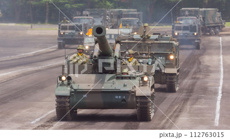 観閲行進する陸上自衛隊203mm自走榴弾砲 112763015