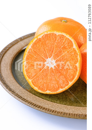 皿に盛った温州みかん 皿に盛った温州みかん 112763089