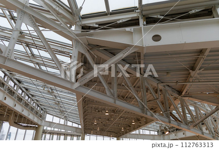 白い鉄骨トラス屋根 白い鉄骨トラス屋根 112763313