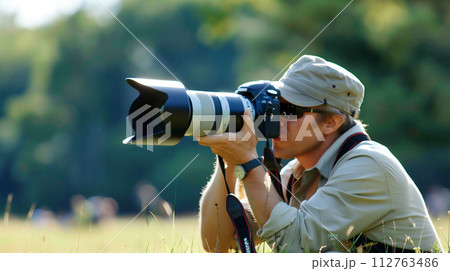 一眼レフカメラで撮影をするカメラマン 112763486