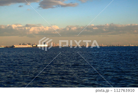 三番瀬公園から見る幕張方向の高層マンションと高層ホテルの夕景 三番瀬公園から見る幕張方向の高層マンションと高層ホテルの夕景 112763910