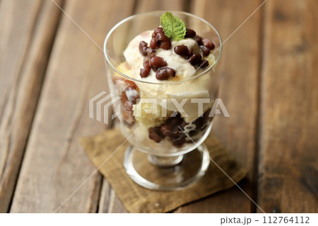 市販の材料で簡単に作った小豆のおうちパフェ 112764112