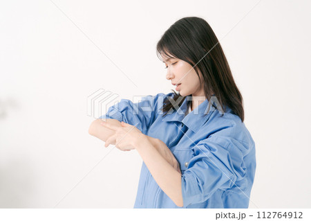 腕を怪我した作業員の女性 腕を怪我した作業員の女性 112764912