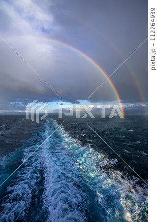 海にかかる虹 海にかかる虹 112764939