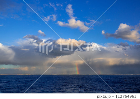 海にかかる虹 112764963