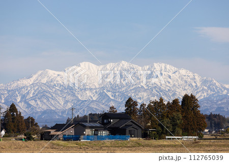 立山連峰を望む田園風景 112765039