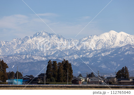 立山連峰を望む田園風景 112765040