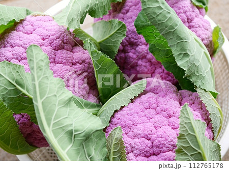 葉付きの紫カリフラワー20231202 葉付きの紫カリフラワー20231202 112765178