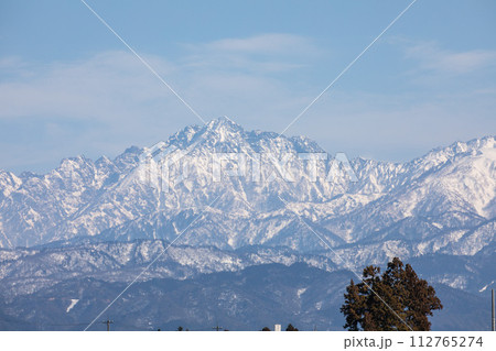冬の立山連峰と雪の残る山 112765274