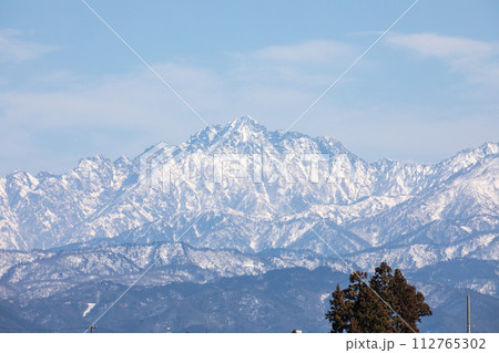 冠雪した立山連峰 112765302