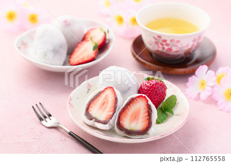 春の和菓子 いちご大福 春の和菓子 いちご大福 112765558