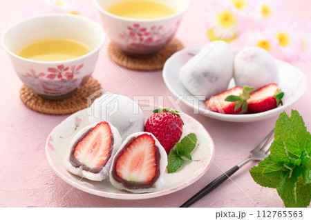 春の和菓子 いちご大福 112765563