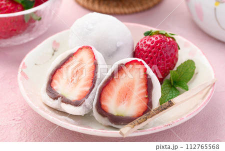 春の和菓子 いちご大福 春の和菓子 いちご大福 112765568