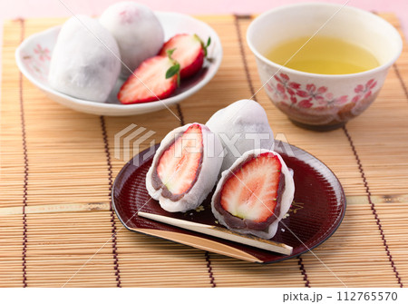 春の和菓子 いちご大福 春の和菓子 いちご大福 112765570