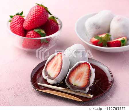春の和菓子 いちご大福 春の和菓子 いちご大福 112765573