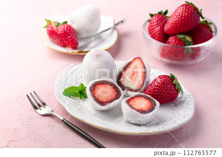 春の和菓子 いちご大福 112765577