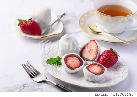 春の和菓子 いちご大福 春の和菓子 いちご大福 112765586