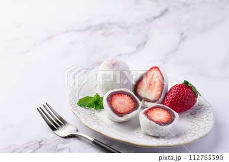 春の和菓子 いちご大福 112765590
