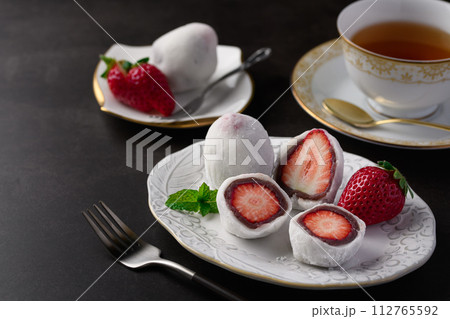 春の和菓子 いちご大福 春の和菓子 いちご大福 112765592