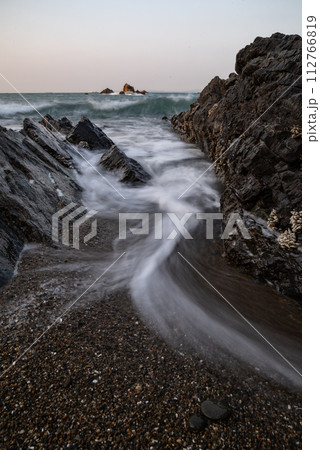 波が打ち寄せる 112766819