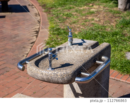 公園の水飲み場 公園の水飲み場 112766863