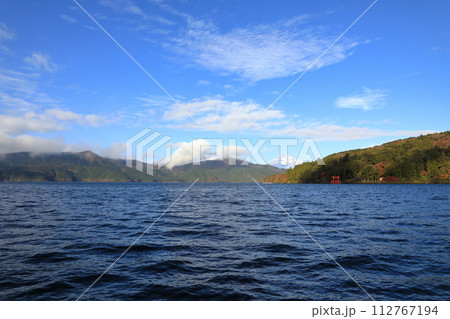 [定額] 晩秋の紅葉の箱根 芦ノ湖の風景 112767194