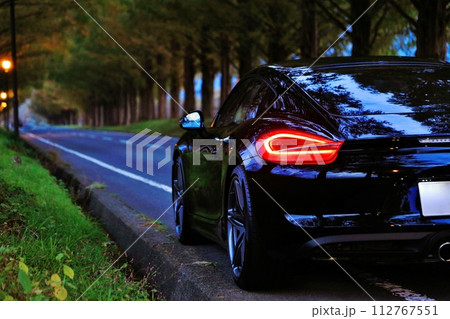 黒いスポーツカー 112767551