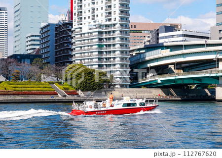 巡回パトロール中の消防艇「はまかぜ」（東京消防庁） 112767620