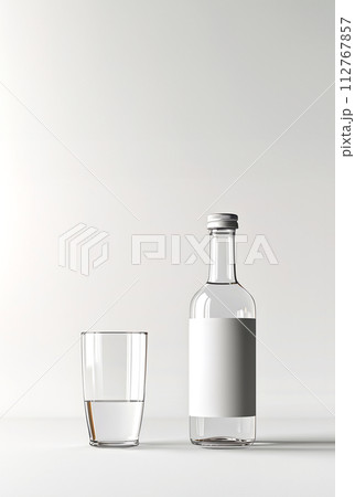 透明なドリンク（無地ラベル） 112767857