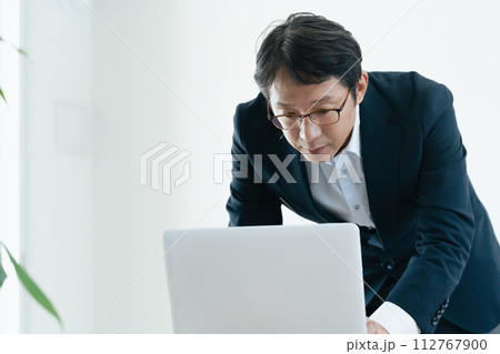 パソコンを見て悩むビジネスマン 112767900