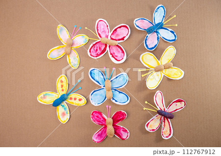 making paper craft butterflies, stamp, paint tubes, recycling concept, easy craft for kids, DIY, tutorial 112767912