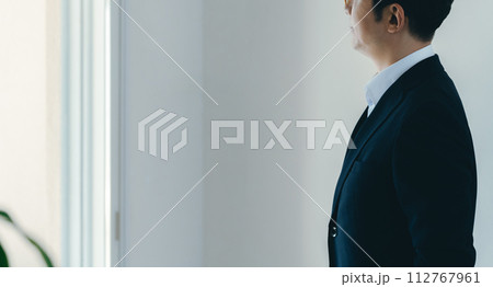 憂鬱なサラリーマン 112767961