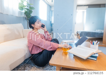 自宅で勉強/リモートワークをする女性 自宅で勉強/リモートワークをする女性 112768135