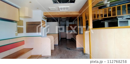 レトロな飲食店 112768258