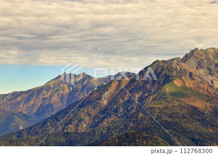 [定額] 紅葉の焼岳の風景 ( 山頂 / 10月 / 長野県 松本市 ) 112768300