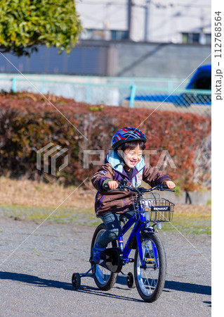 公園で自転車に乗る男の子 公園で自転車に乗る男の子 112768564