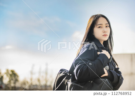 青空のもと未来を見据える女子高校生 青空のもと未来を見据える女子高校生 112768952