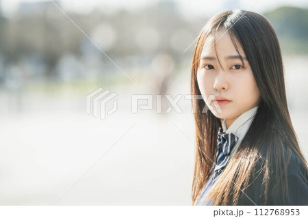 青空のもと未来を見据える女子高校生 青空のもと未来を見据える女子高校生 112768953