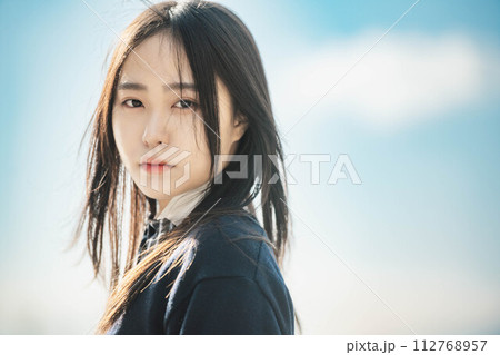 青空のもと未来を見据える女子高校生 青空のもと未来を見据える女子高校生 112768957