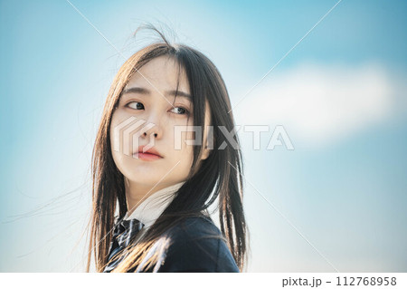 青空のもと未来を見据える女子高校生 青空のもと未来を見据える女子高校生 112768958
