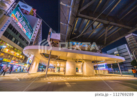 日本の横浜都市景観 関内駅や駅前の繁華街などを望む(夜景) 日本の横浜都市景観 関内駅や駅前の繁華街などを望む(夜景) 112769289