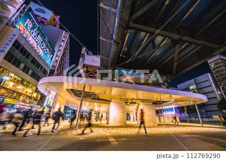 日本の横浜都市景観 関内駅や駅前の繁華街などを望む(夜景) 日本の横浜都市景観 関内駅や駅前の繁華街などを望む(夜景) 112769290