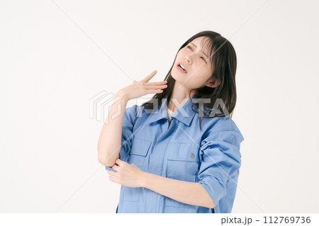 暑がる作業員の女性 112769736