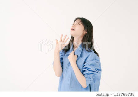 暑がる作業員の女性 暑がる作業員の女性 112769739