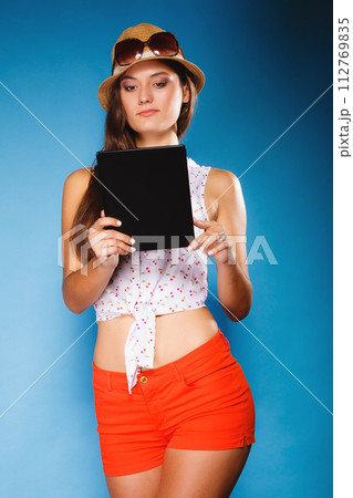 girl using tablet computer e-book reader. 112769835