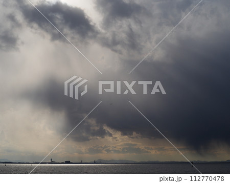 雨雲に覆われた太陽 112770478