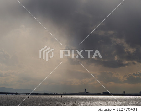 雨雲に覆われた太陽 雨雲に覆われた太陽 112770481