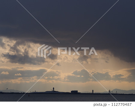 雨雲に覆われた太陽 雨雲に覆われた太陽 112770487